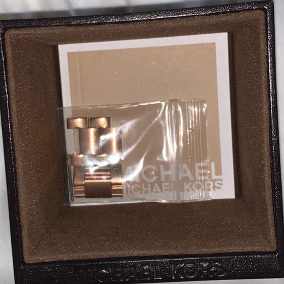 Michael Kors Watch Rose Gold - Picture 4 of 5